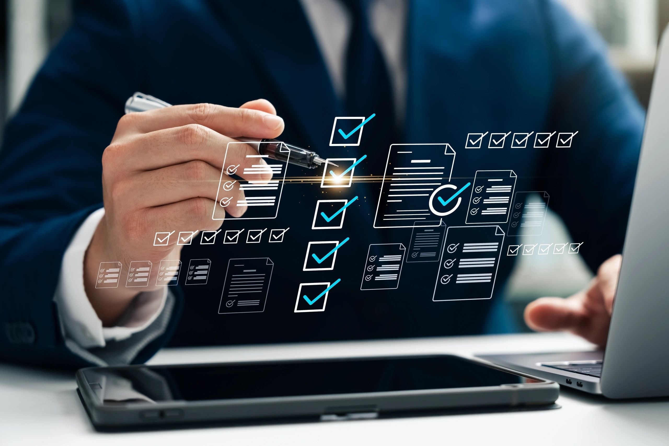 Profissional analisando documentos financeiros